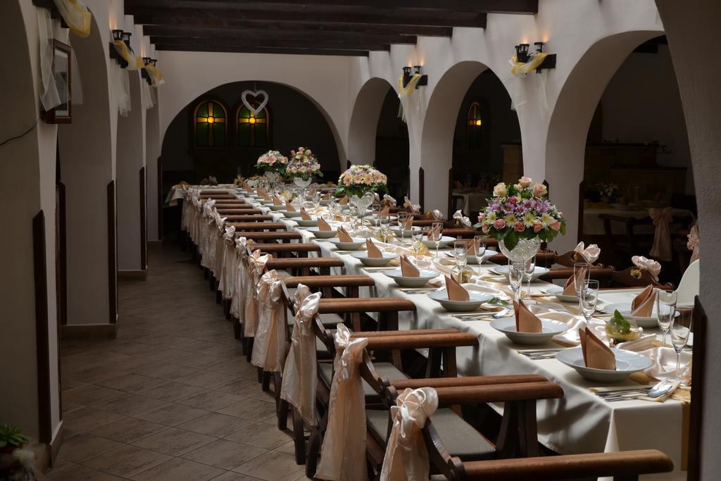 Excalibur Penzion A Restaurace Moravská Třebová Eksteriør billede
